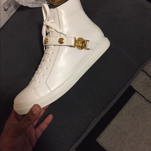 I’m selling a brand new man Versace tennis shoe 👟 - Picture 4 of 5